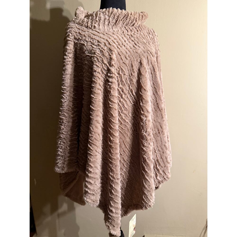 Women's NWT Furry Poncho One Size Light Brown